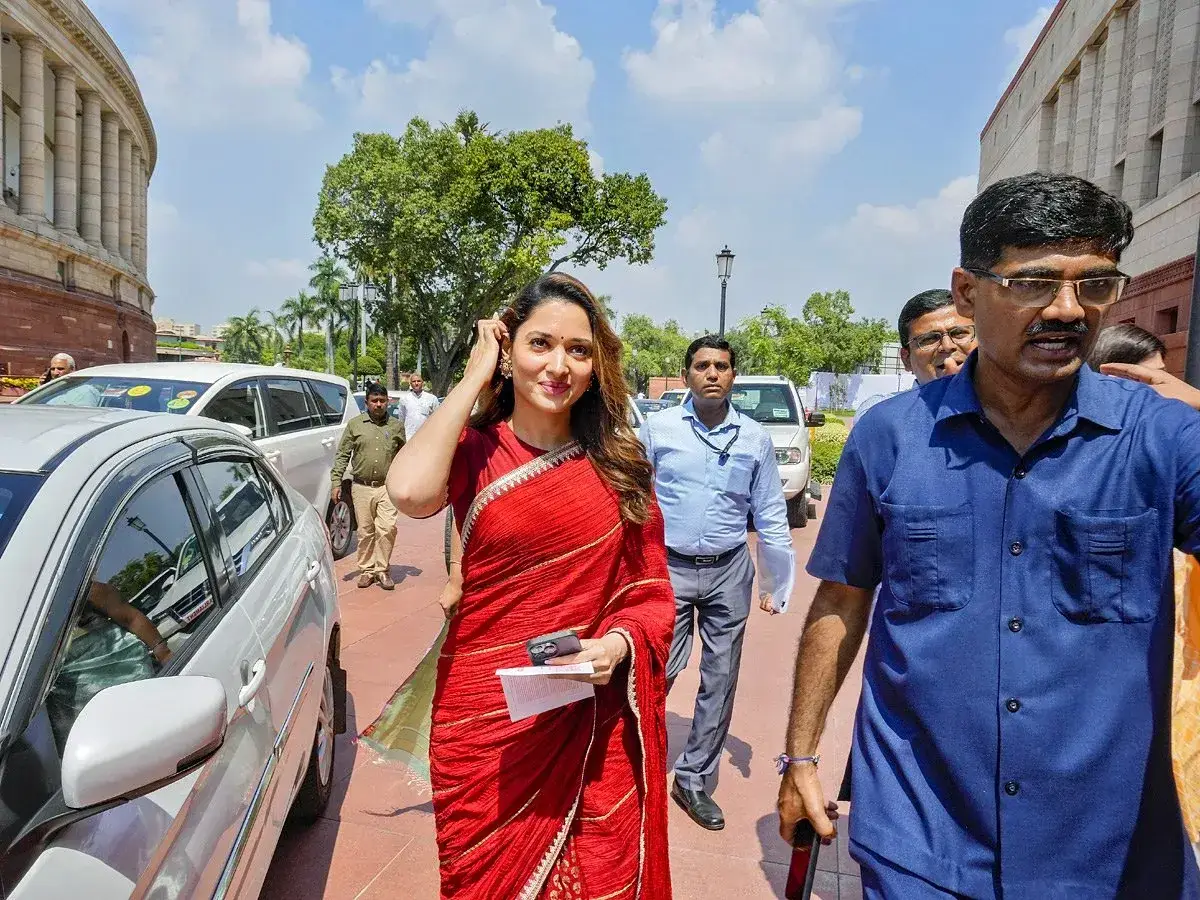 INDIAN ACTRESS TAMANNAAH BHATIA IMAGES IN TRADITIONAL RED SAREE 4